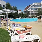 Debbies 2 Bed With Pool And Garden Views * Sunny Beach