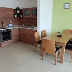 Lejlighed Debbies 2 Bed With Pool And Garden Views Sunny Beach