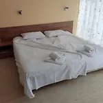 Debbies 2 Bed With Pool And Garden Views *