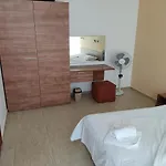 아파트 Debbies 2 Bed With Pool And Garden Views *