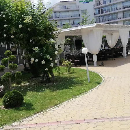 Apartman Debbies 2 Bed With Pool And Garden Views Napospart