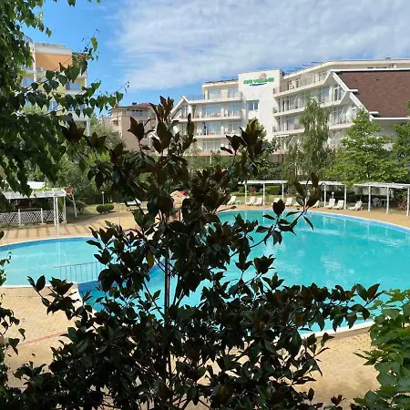 Debbies 2 Bed With Pool And Garden Views Апартаменты Солнечный берег
