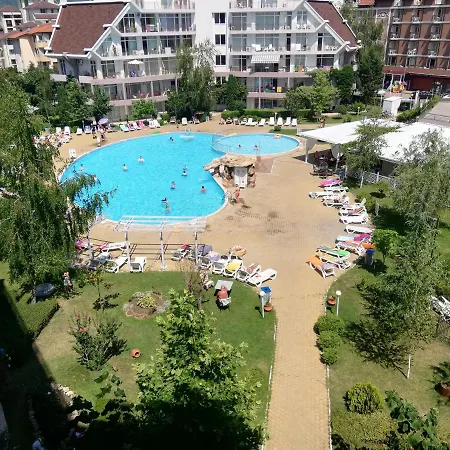 Debbies 2 Bed With Pool And Garden Views Апартаменты Солнечный берег