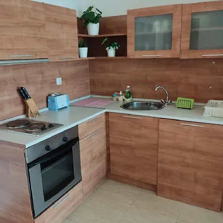 Апартаменты Debbies 2 Bed With Pool And Garden Views Солнечный берег
