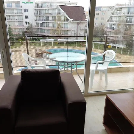 Debbies 2 Bed With Pool And Garden Views Апартаменты Солнечный берег