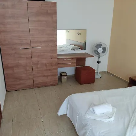 Апартаменты Debbies 2 Bed With Pool And Garden Views *