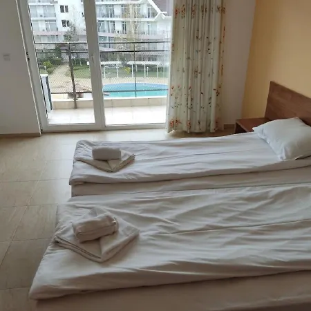 Апартаменты Debbies 2 Bed With Pool And Garden Views