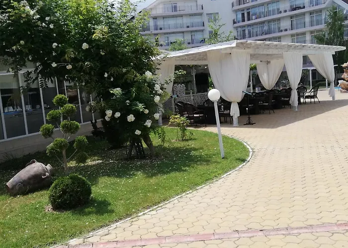 Lejlighed Debbies 2 Bed With Pool And Garden Views Sunny Beach