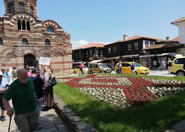 Debbies 2 Bed With Pool And Garden Views