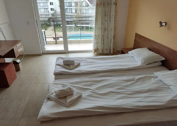 Lejlighed Debbies 2 Bed With Pool And Garden Views