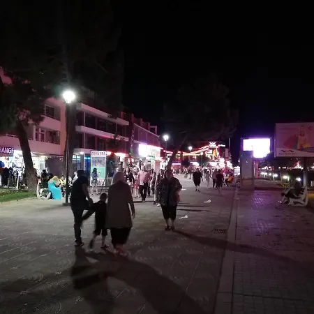 アパート Debbies 2 Bed With Pool And Garden Views サニービーチ