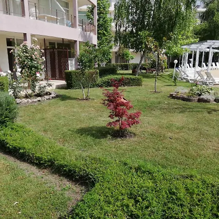 Debbies 2 Bed With Pool And Garden Views *