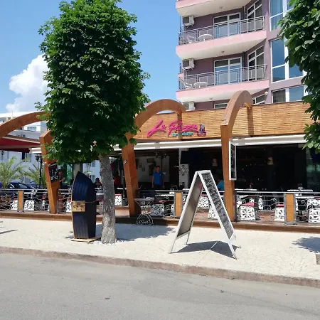 Debbies 2 Bed With Pool And Garden Views Apartament *