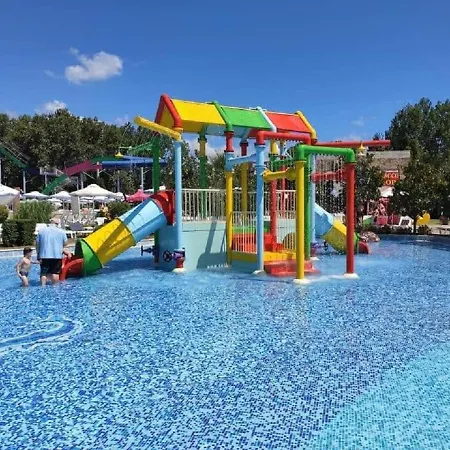 Debbies 2 Bed With Pool And Garden Views 아파트