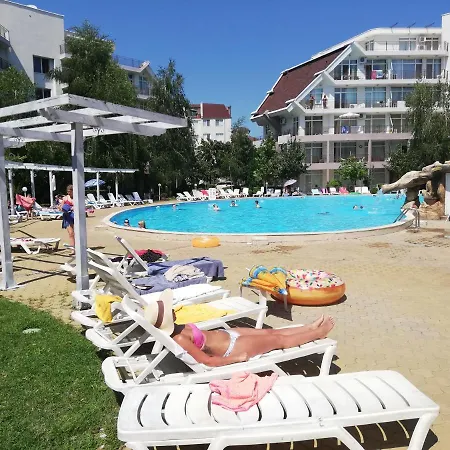 Debbies 2 Bed With Pool And Garden Views * 써니비치