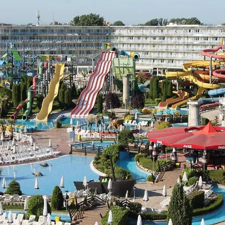 Debbies 2 Bed With Pool And Garden Views *