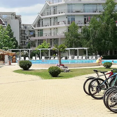 아파트 Debbies 2 Bed With Pool And Garden Views