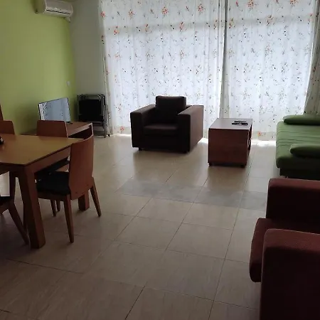 아파트 Debbies 2 Bed With Pool And Garden Views
