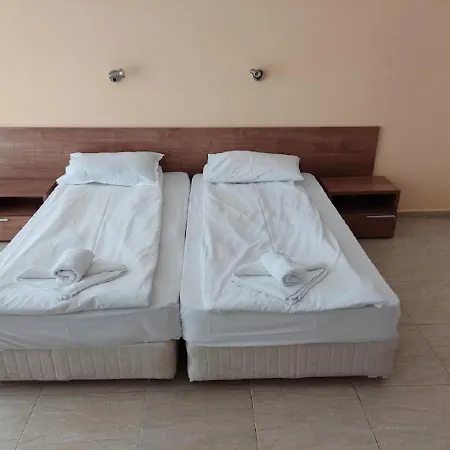 Debbies 2 Bed With Pool And Garden Views アパート