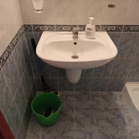 아파트 Debbies 2 Bed With Pool And Garden Views