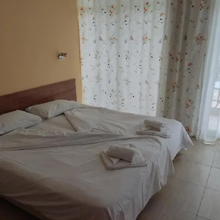 Debbies 2 Bed With Pool And Garden Views *