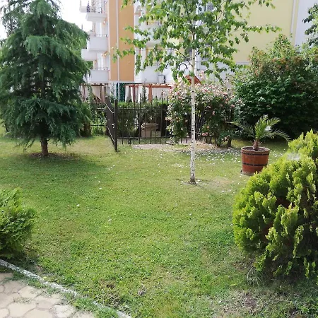 Debbies 2 Bed With Pool And Garden Views *