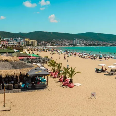 Debbies 2 Bed With Pool And Garden Views