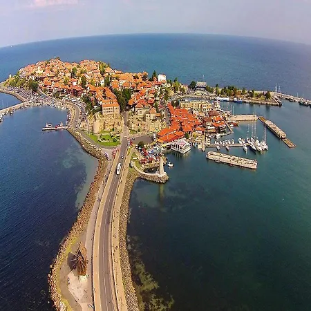 アパート Debbies 2 Bed With Pool And Garden Views サニービーチ