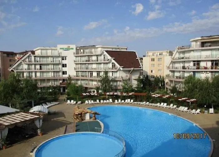 Debbies 2 Bed With Pool And Garden Views