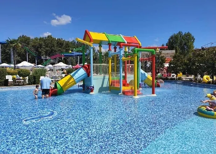 Debbies 2 Bed With Pool And Garden Views דירה