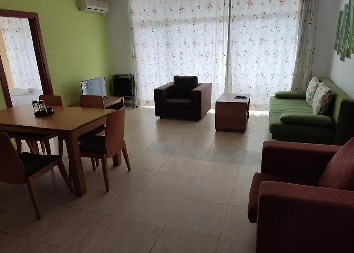 דירה Debbies 2 Bed With Pool And Garden Views