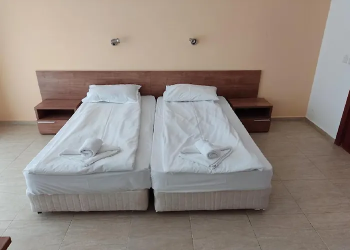 Debbies 2 Bed With Pool And Garden Views דירה